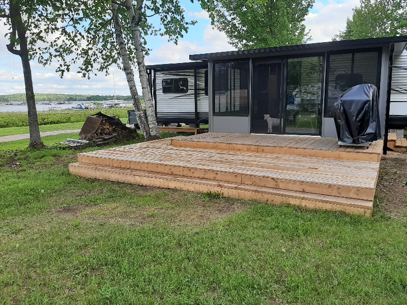 Roulotte Jay Flight 2018 (34RSBS) stationnaire avec Véranda moderne à vendre sur le bord du lac Baskatong au Pavillon Arc-en-ciel.