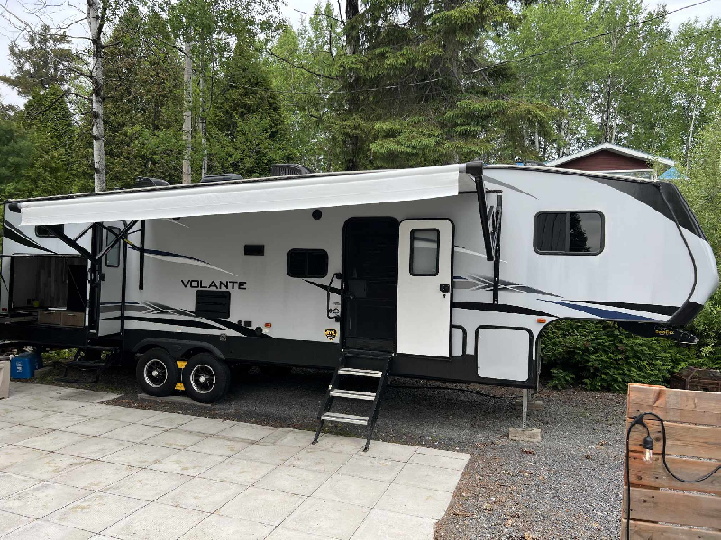 FIFTH WHEEL VOLANTE 300BH 2020 36 PIED , 2 SLIDE OUT , LUXUEUSE , CUISINE EXTERIEUR * FINANCEMENT DISPO * 418-932-6595 