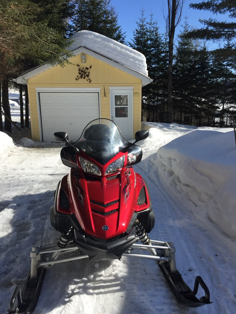 Moto neige yamaha de couleur rouge à vendre