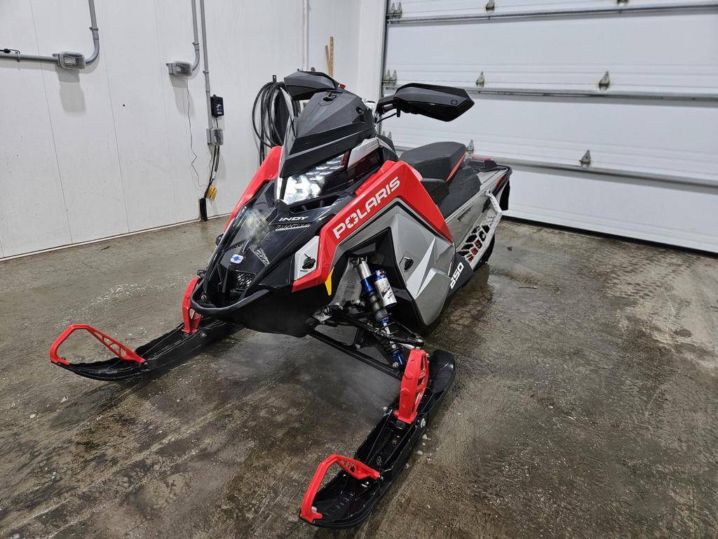 Polaris INDY VR1 850 MATRYS 2021