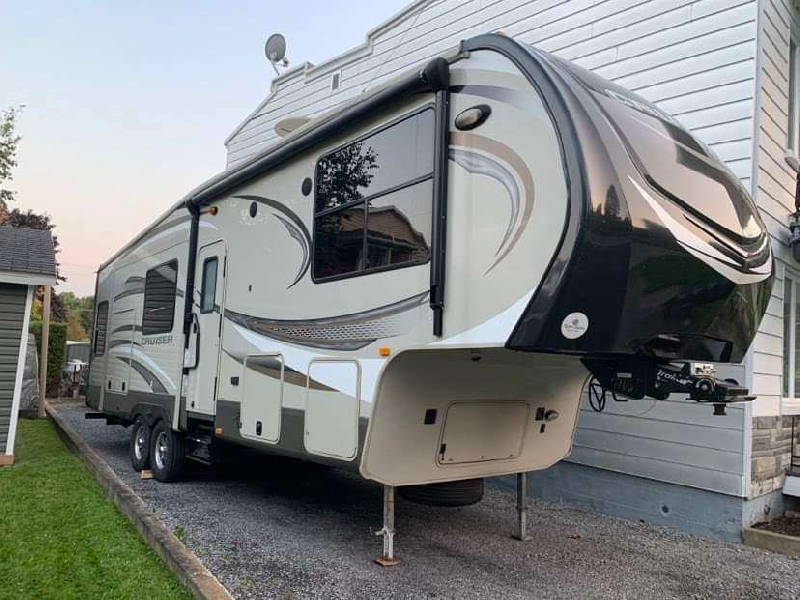 FIFTH WHEEL CROSSROAD LUXUEUSE , 3 SLIDE OUT , ILOT , SALON ARRIERE , FINANCEMENT DISPO * 418-932-6595 