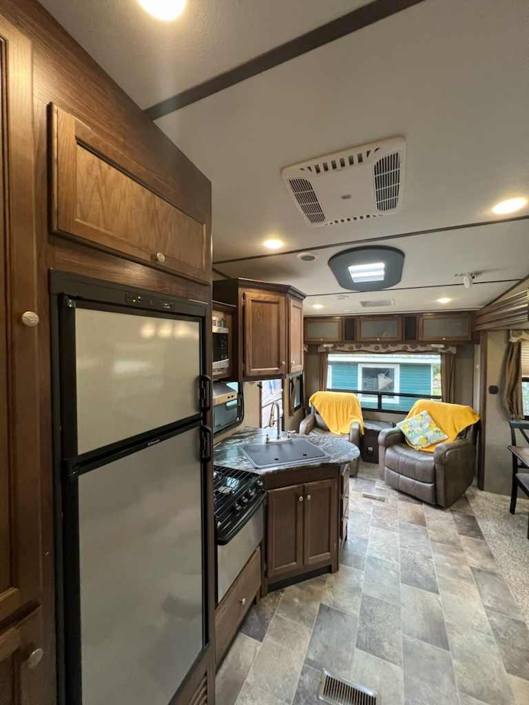 FIFTH WHEEL KEYSTONE SPRINTER 28 PIED PESE 8100 LBS * VENTE DE PARTICULIER * OU FINANCEMENT DISPO * 418-932-6595