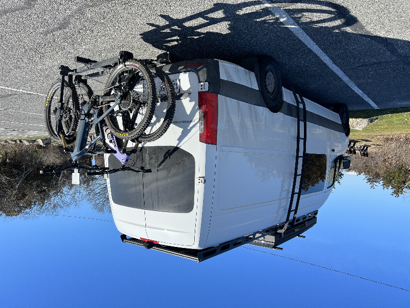 Explorer la vanlife en famille! Configuration très rare. Permet d'asseoir et de coucher 5 personnes à l'intérieur de la van. Mercedes-Benz 6 cyl. Turbo Diesel 3.0L. avec gantie prolongée de 6 ans \ 160 000km Seulement 58 000km