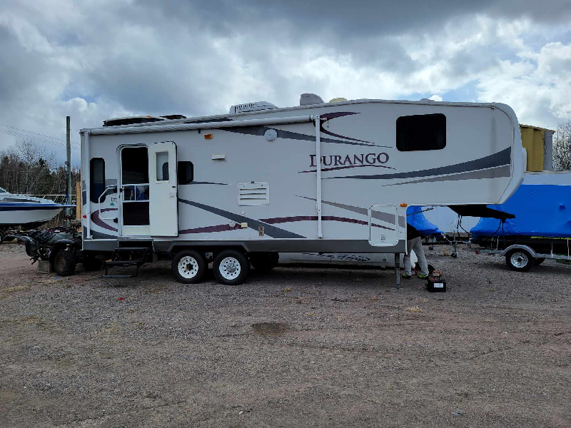 FIFTH WHEEL DURANGO 25 PIED PLANCHER , 6300 LBS , TRES LEGERE * VENTE DE PARTICULIER * 