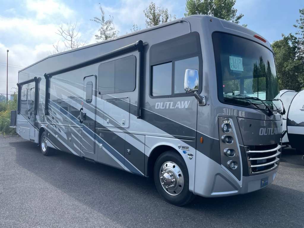 Thor Motor Coach Outlaw 38KB ESSENCE 2025