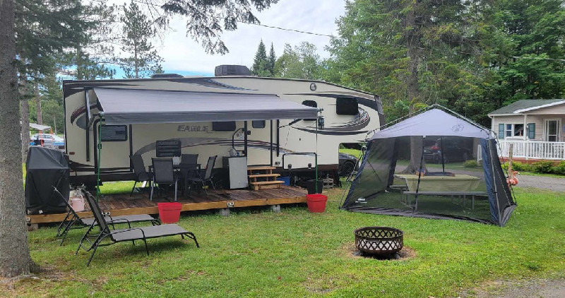 FIFTH WHEEL DE HAUTE QUALITÉ JAYCO EAGLE HT 26.5RKS 2015 AVEC BUNK BED , GEL COAT , VENTE DE PARTICULIER 