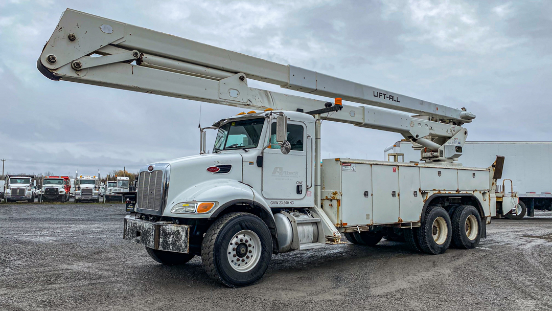 PETERBILT 335 BUCKET TRUCK 2007