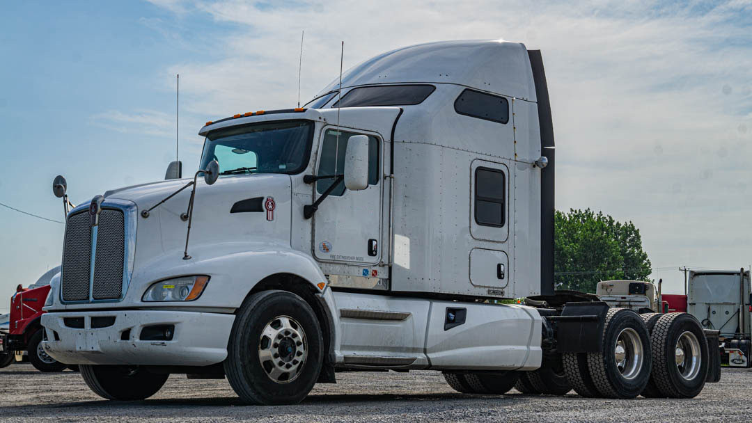 KENWORTH T660 HIGHWAY / SLEEPER TRUCK 2013