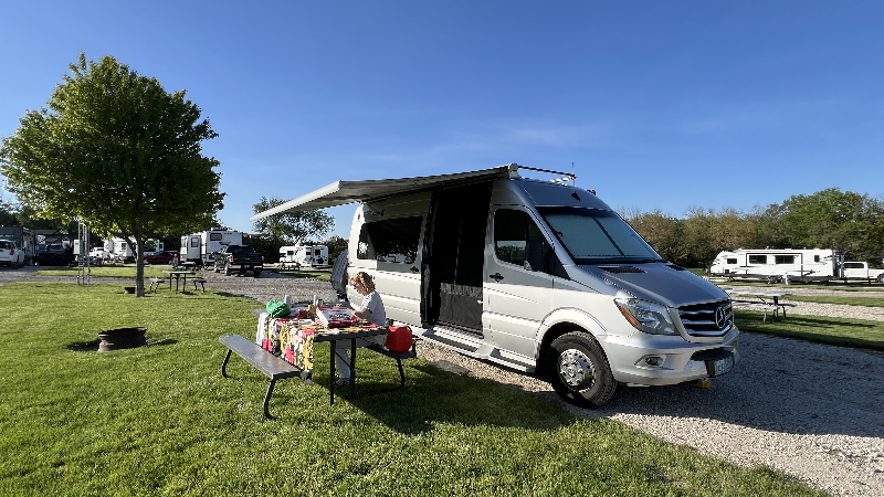 2019-Sprinter Mercedes Winnebago  classe B ERA 70M (avec Extension )  lit escamotable Murphy bed -toilette et douche séparé