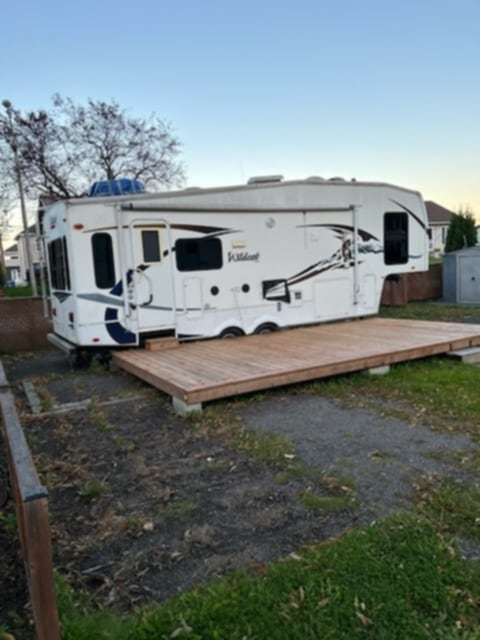 FOREST RIVER WILDCAT 29 PIED FIFTH WHEEL AVEC 2 SLIDE OUT , ILOT , LIT QUEEN , DEAL * VENTE DE PARTICULIER * 