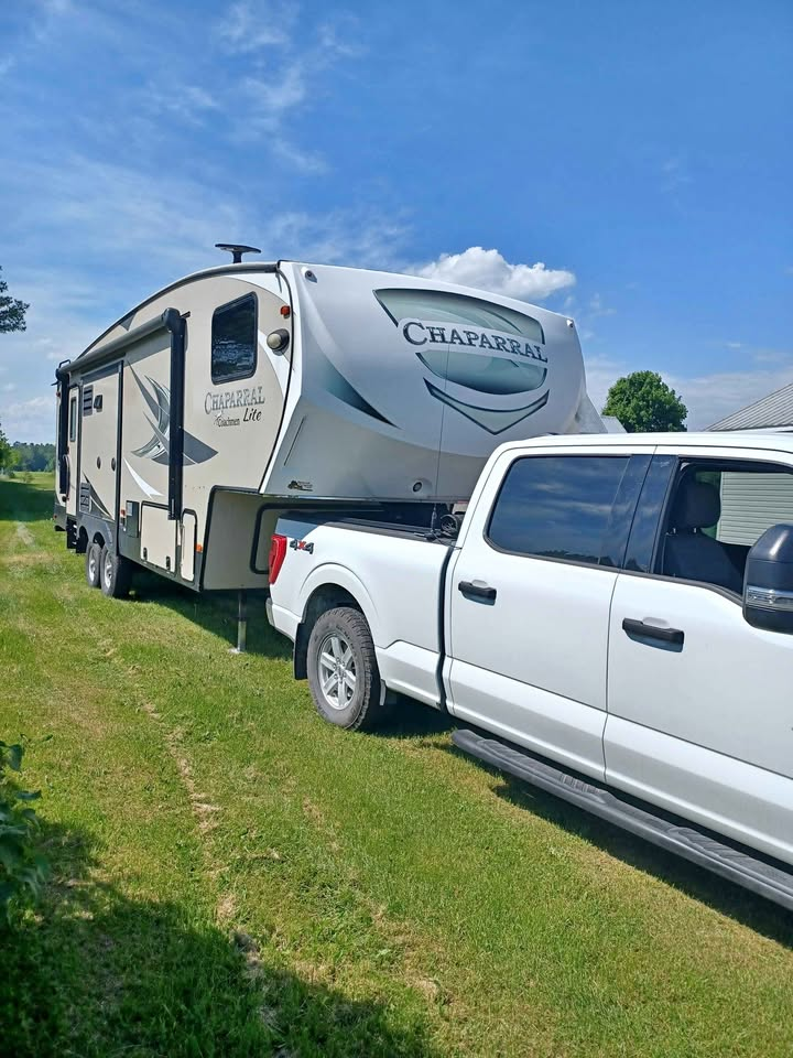 FIFTH WHEEL CHAPPARAL 30 PIEDS 3 SLIDE OUT AVEC ILOT DE CUISINE, VENTE DE PARTICULIER * 418-932-6595