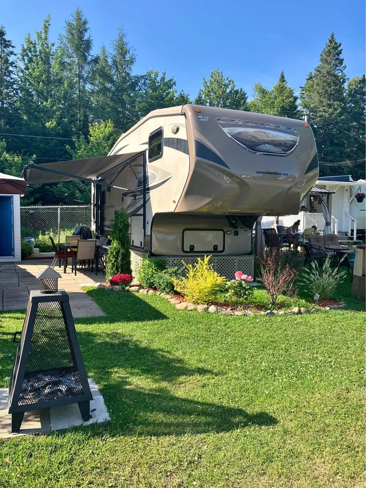 FIFTH WHEEL CRUISER SAHARA 2012 30 PIEDS 2 EXTENTIONS INSTALLÉ CAMPING AVEC PLAGE ET LAC PRIVÉ À QUÉBEC !