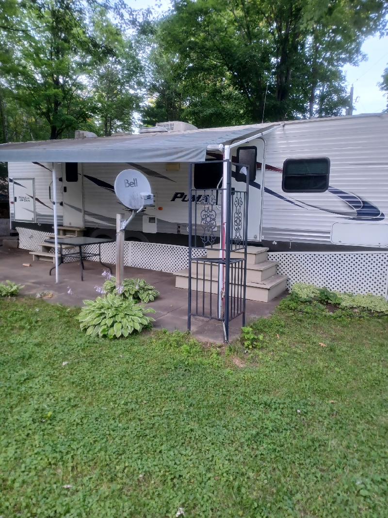 Roulotte Palomino Puma 2012 , excellent état, hybride fait en aluminium, 2 chambres fermées, toute équipée, située au Camping Belle Nature à St-Félix de Valois (près de Joliette)  Petit lac ,plage sablonneuse. Très bel environnement.