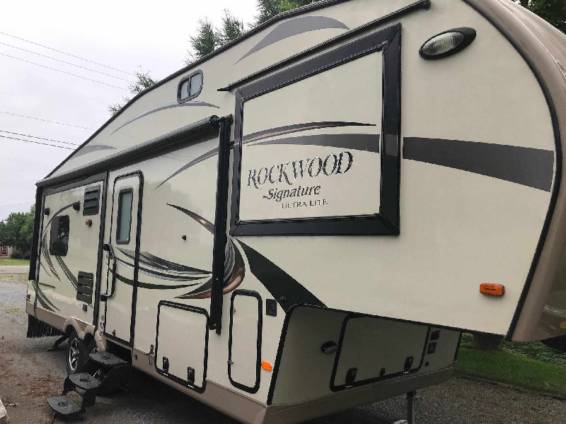 FIFTH WHEEL FOREST RIVER ROCKWOOD SIGNATURE ULTRA LITE 8265WS 2016 , 3 SLIDE OUT ,  LÉGÈRE 7500 LBS  * 418-932-6595 *