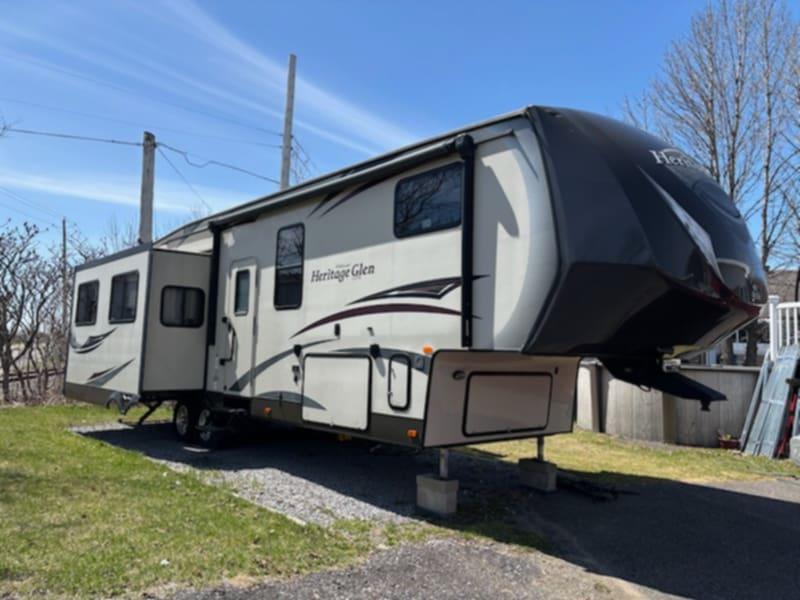 FIFTH WHEEL FOREST RIVER HERITAGE GLEN LITE 2014 36 PIEDS 3 EXTENTIONS DIVAN SECTIONNEL * VENTE DE PARTICULIER * 418-932-6595 