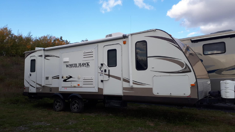 ROULOTTE JAYCO WHITE HAWK 30,9 PIED 2013 , 2 SLIDE OUT , PANNEAU SOLAIRE , LAVEUSE * VENTE DE PARTICULIER * 