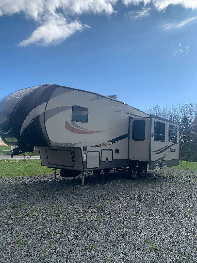 FIFTH WHEEL KEYSTONE SPRINTER 252FW 30 PIEDS GRAND SLIDE OUT COUCHE 4 , 8100 LBS * VENTE DE PARTICULIER * 418-932-6595 
