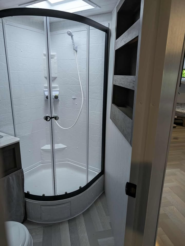 ROULOTTE FOREST RIVER SALEM SMT29 2022 * GARANTIE JUSQU'EN 2029 * 36 PIEDS , 2 LITS QUEEN, LIT ENFANTS * VENTE DE PARTICULIER