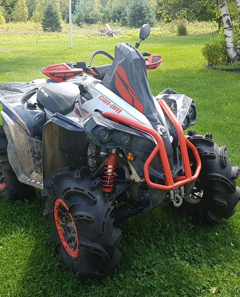 Renegade XMR 1000 A vendre 800 km avec Winch 3500 lbs et connection pour casque chauffant . Tire origine encore comme neuf 