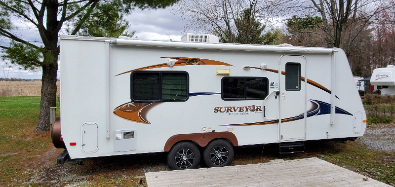 2011 FOREST RIVER SURVEYOR 235RKS, 23 pieds