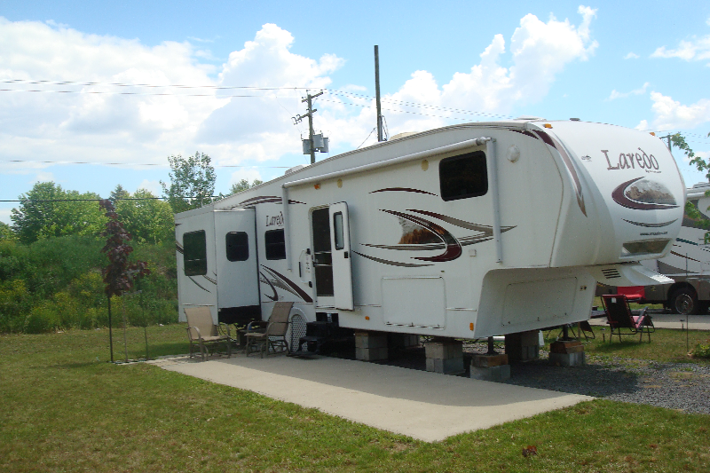 caravanne sellette laredo sur terrain de camping