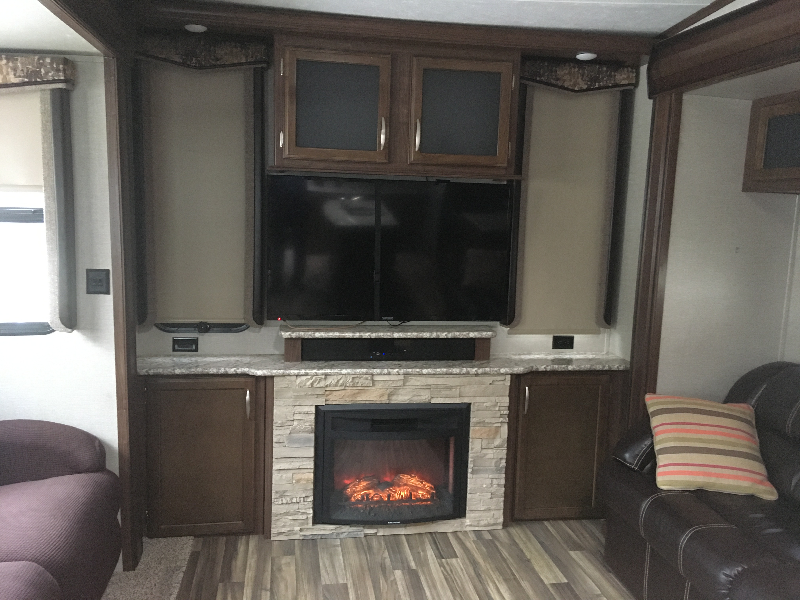 Fifthwheel Montana Hy Country 2017 model 310 re 