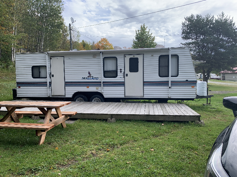 Roulotte située sur le terrain du Camping Station touristique Baie-des-Sables au Lac-Mégantic en Estrie.